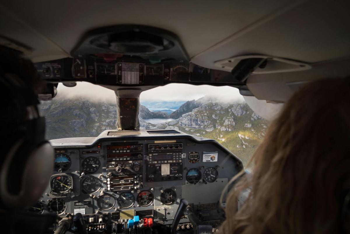 eine Gruppe von Menschen im Cockpit eines Flugzeugs