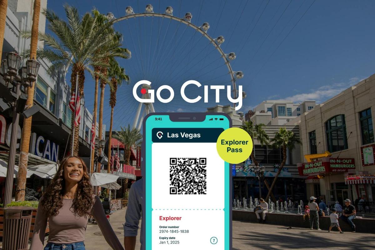 sieviete stāv blakus zīmei “Go City”