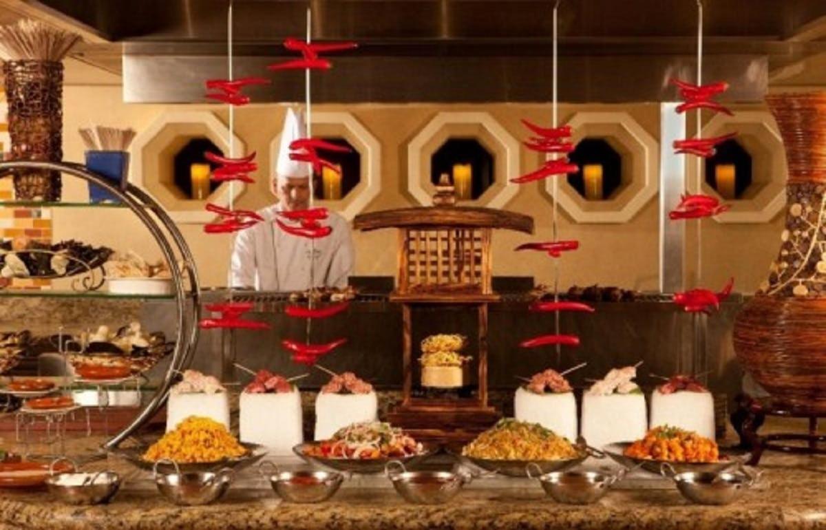 un buffet con tanti tipi diversi di cibo