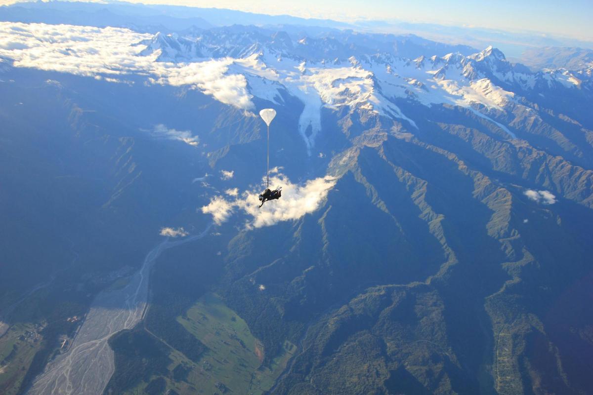 Un avión está volando sobre una cadena montañosa