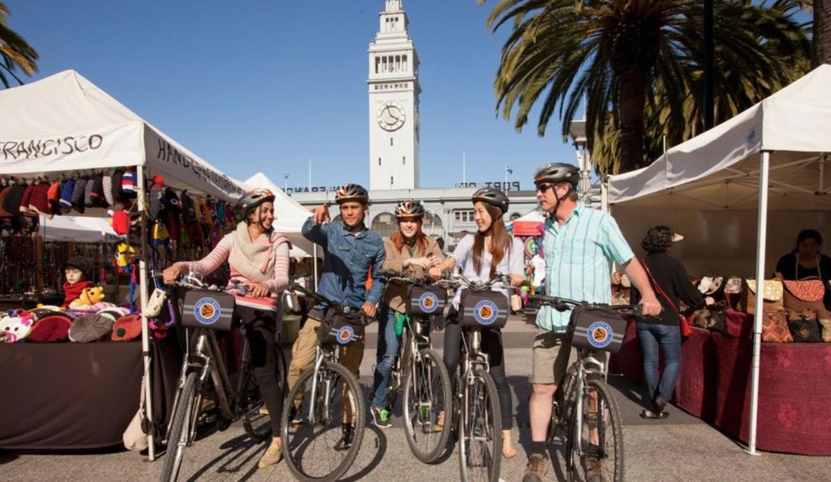 un grup de persones amb bicicleta en un mercat
