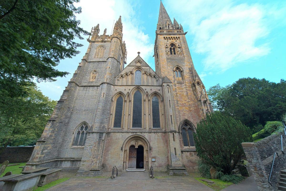 uma igreja antiga com duas torres no topo