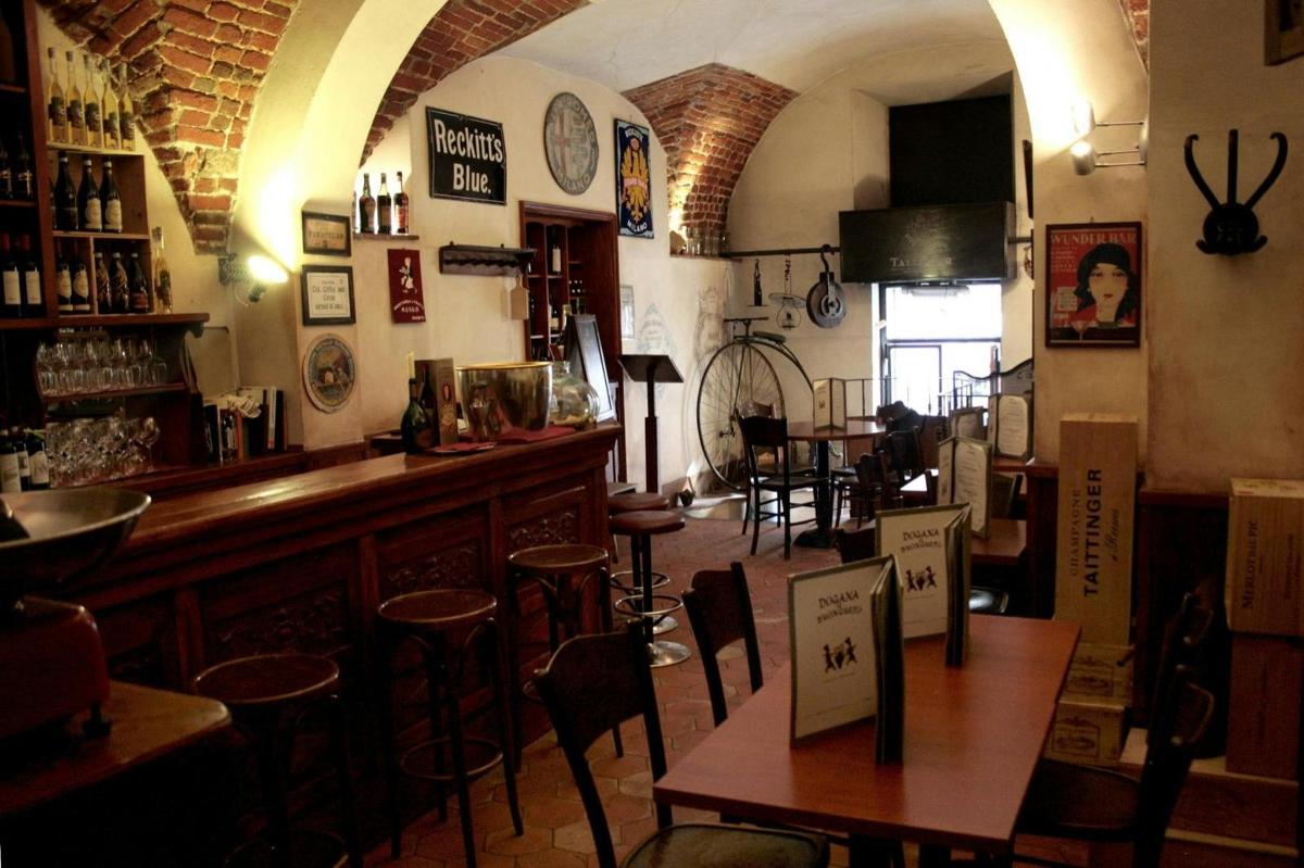 bar se židlemi a stoly v místnosti