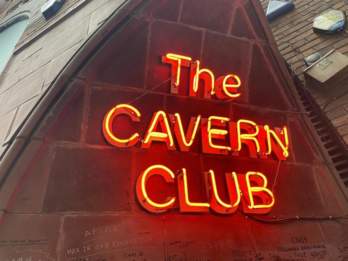 Un letrero de neón que dice el club de la caverna.