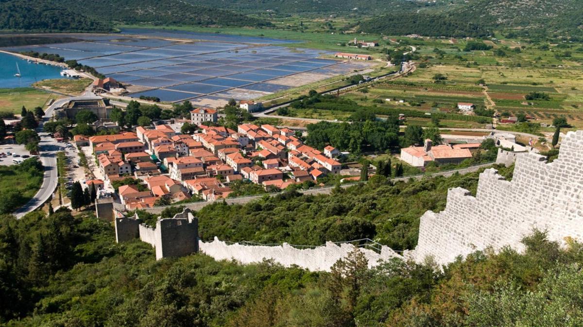 una vista aèria d'una ciutat amb una paret blanca