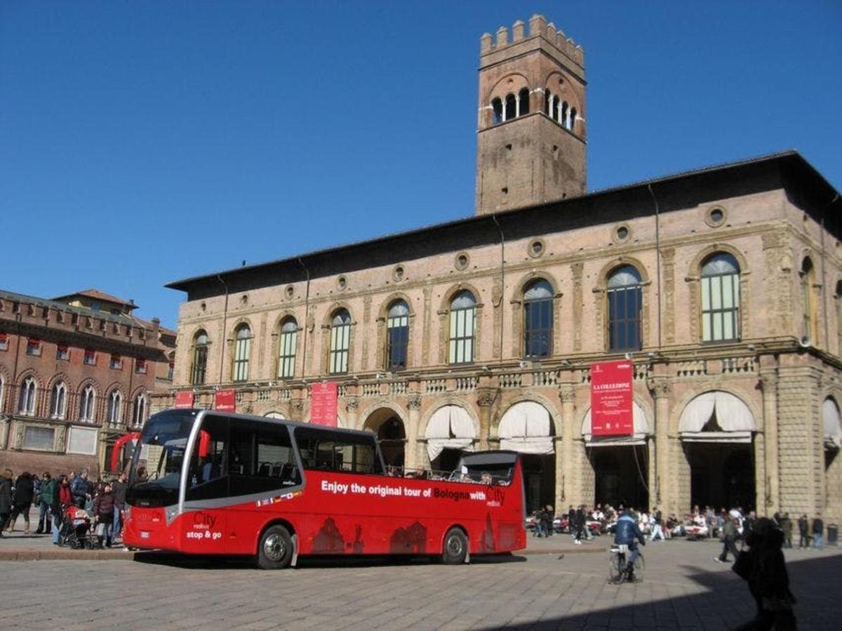 červený autobus zaparkovaný před budovou