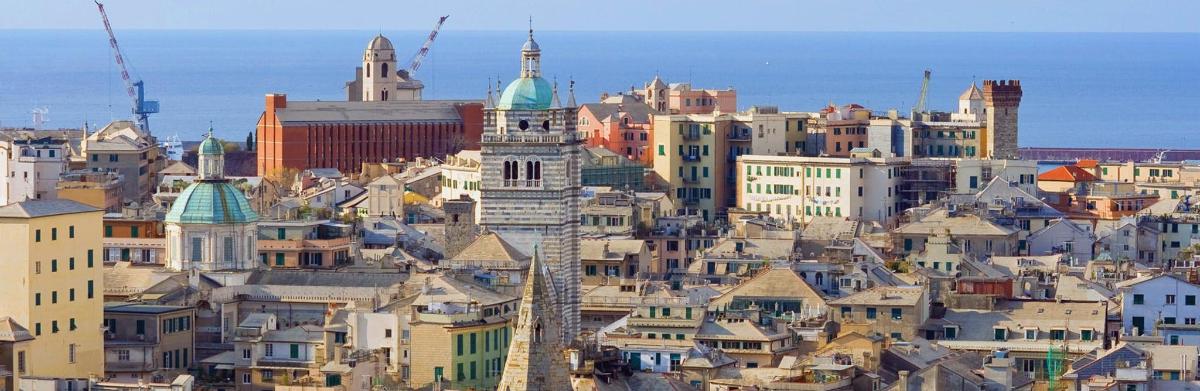 vista aèria d'una ciutat amb una torre del rellotge
