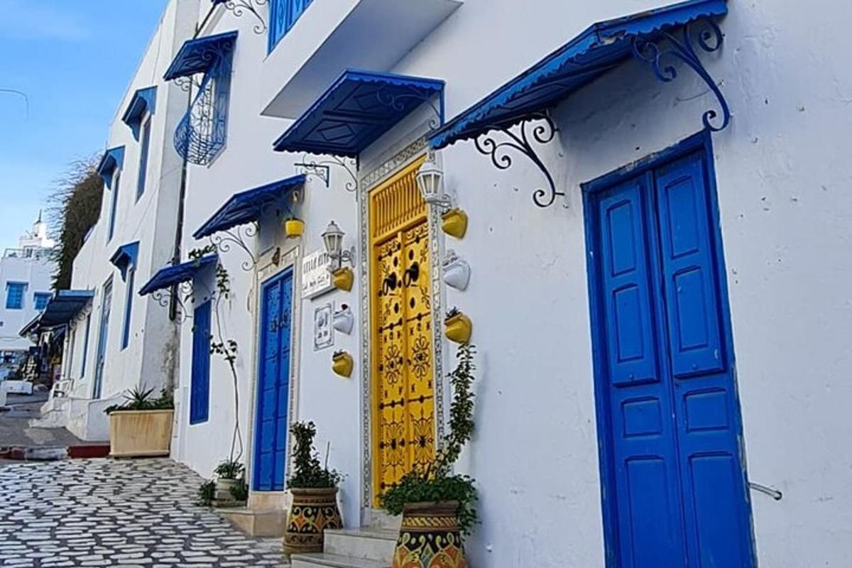 街道上一栋带有蓝色和黄色门的建筑