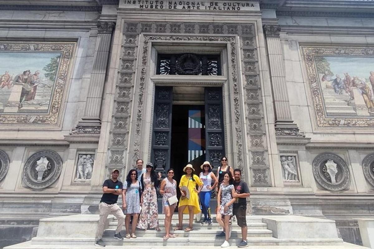 sekelompok orang yang berdiri di depan sebuah gedung