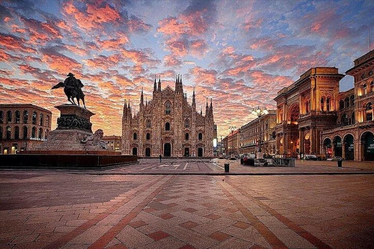 veľká budova so sochou uprostred ulice