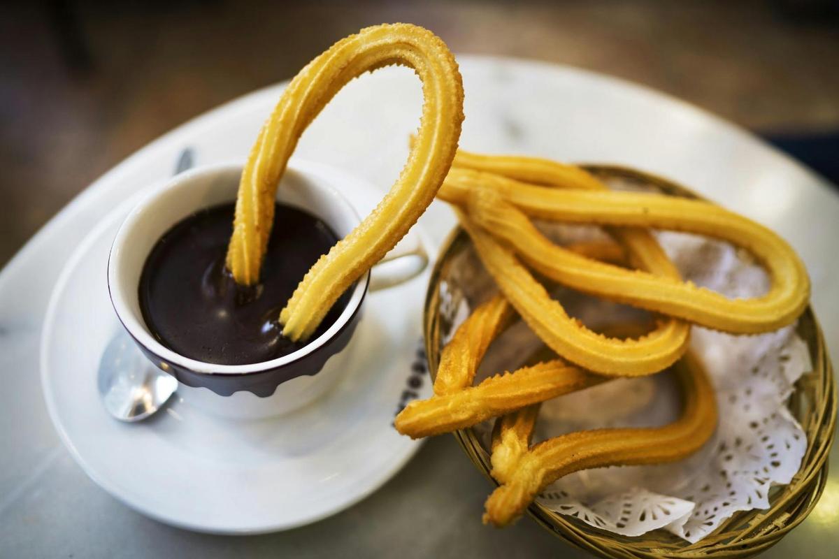 un piatto con patatine fritte e una tazza di caffè