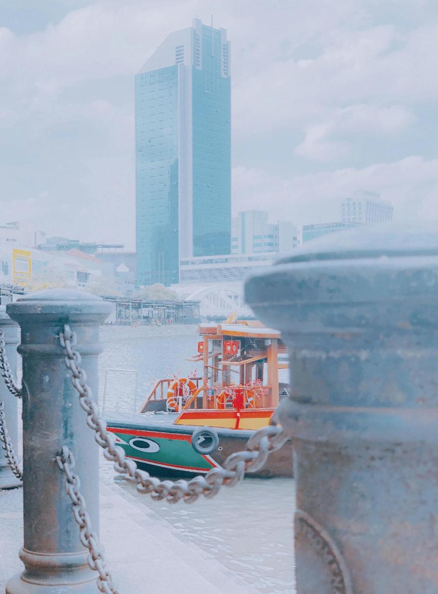 um barco na água com uma corrente