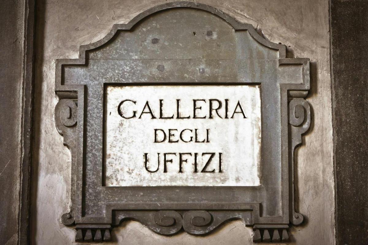 cedule na zdi s nápisem calilliilliilliilliilliilliilli