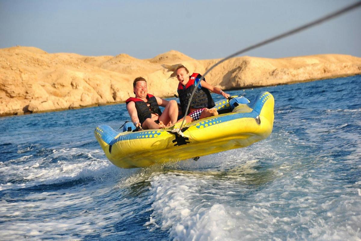 due persone a bordo di una zattera in acqua