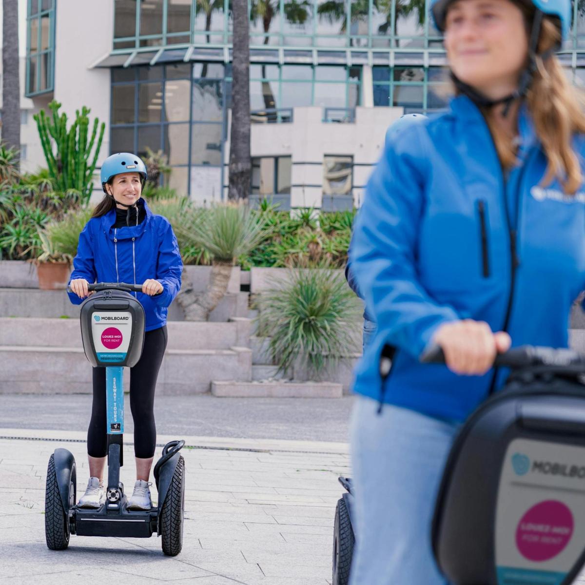 אישה וילדה צעירה רוכבות על קטנוע