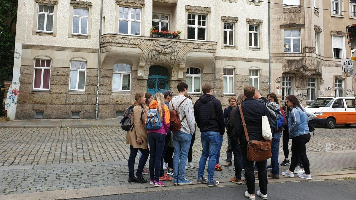 Un grupo de personas de pie frente a un edificio.
