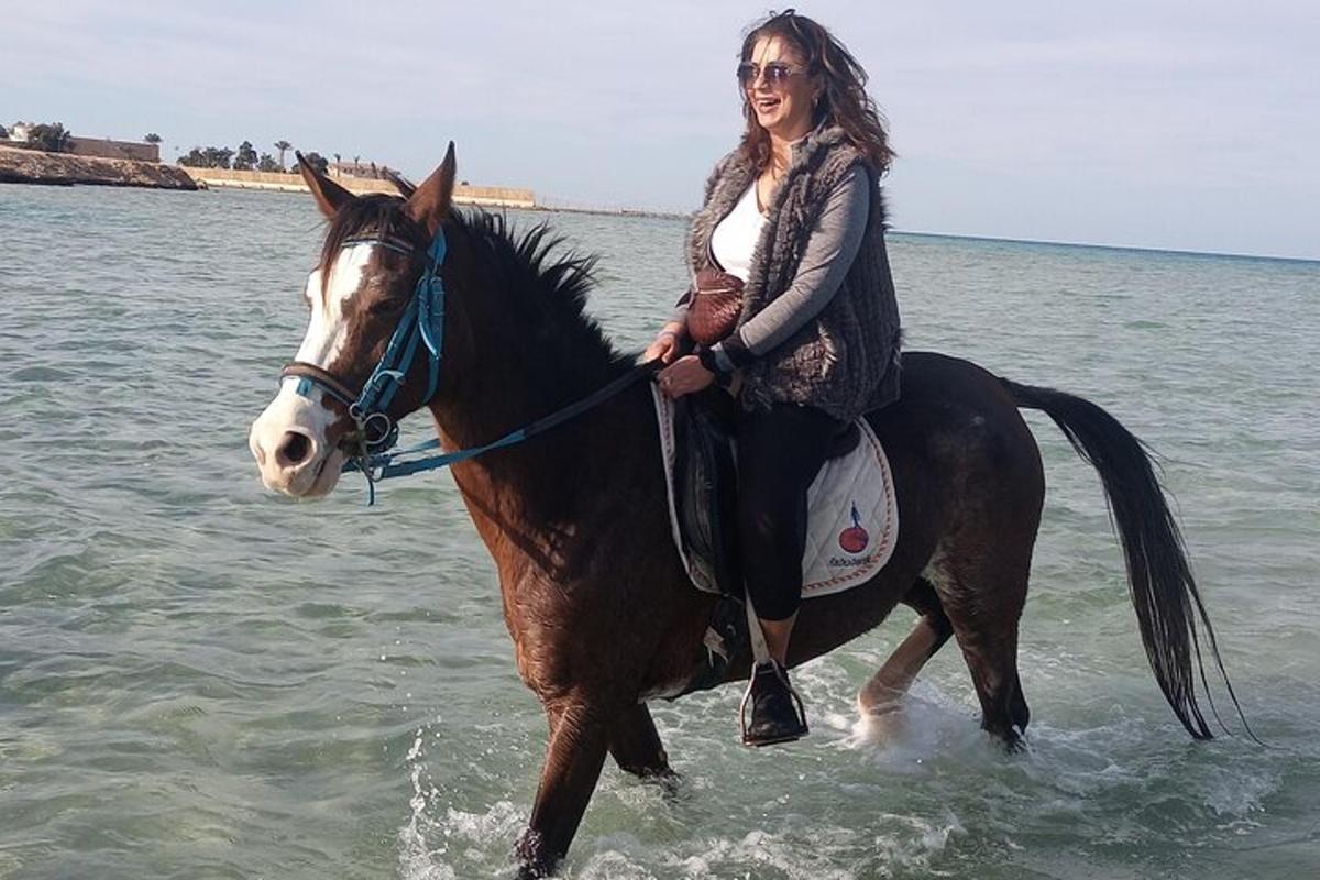 una donna a cavallo nell'acqua