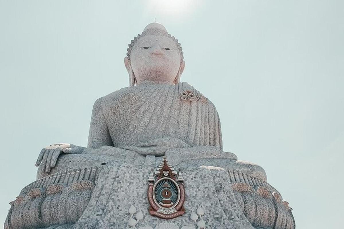 Una gran estatua de una mujer sentada en la cima