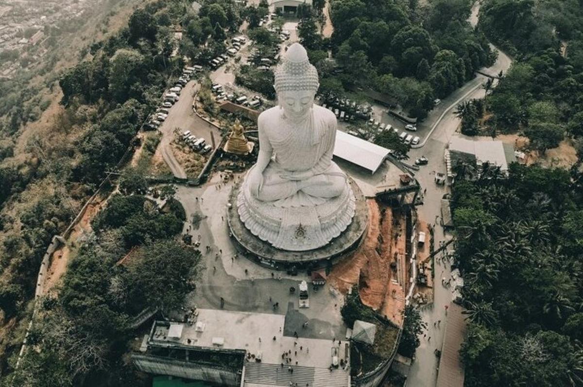 Una vista aérea de una gran estatua de un Buda gigante.