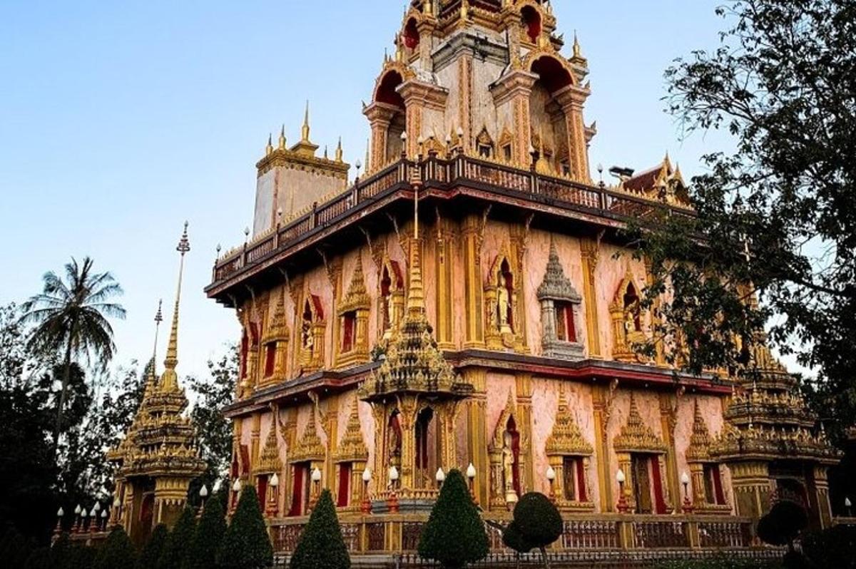 un edificio decorato con una torre in cima
