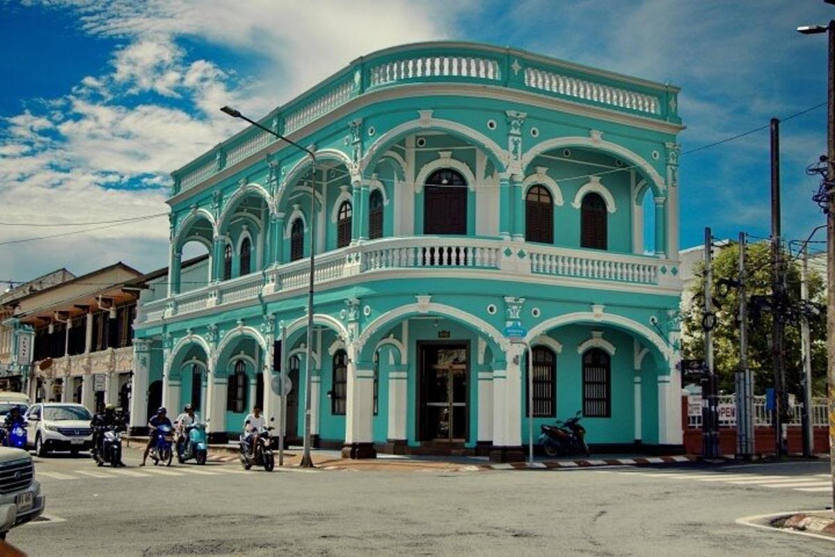 Un edificio azul y blanco en una calle de la ciudad.