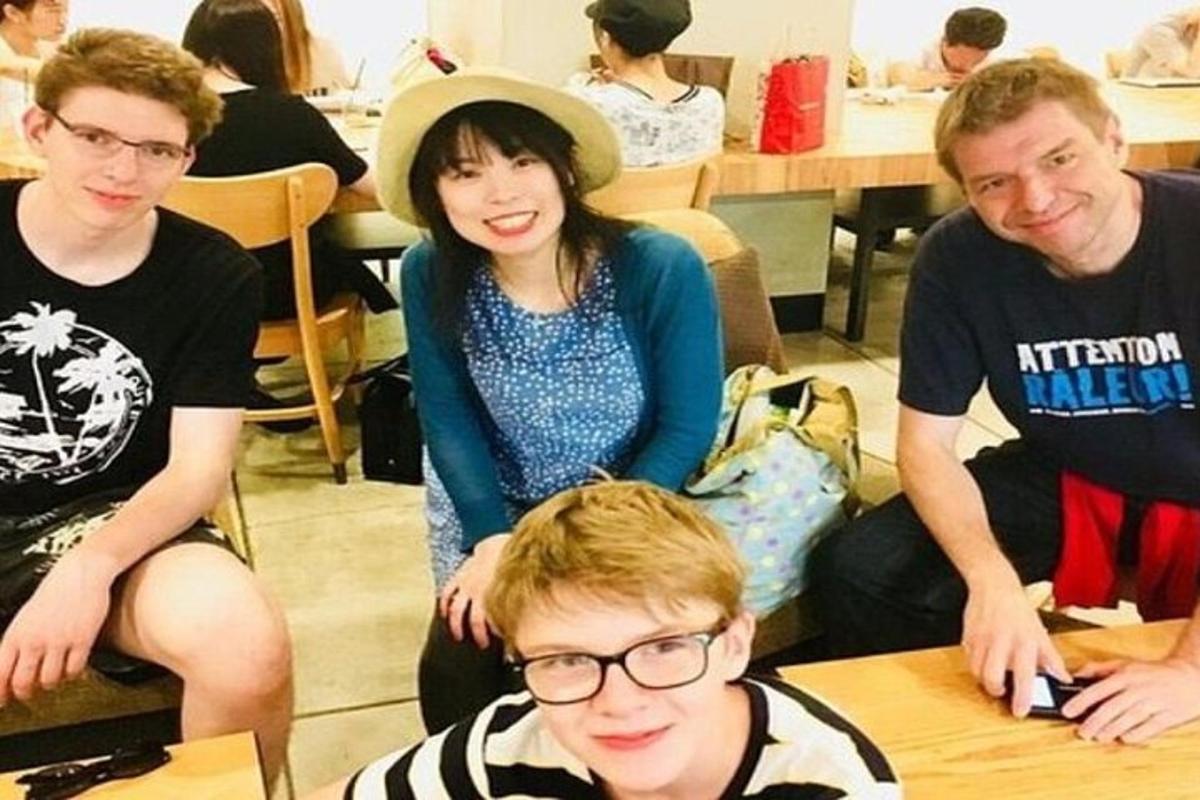группа молодых людей, сидящих вокруг стола
