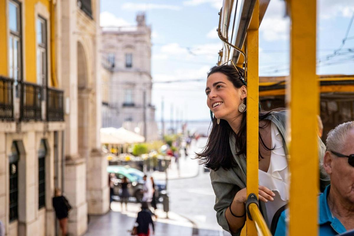 uma mulher sentada em um ônibus
