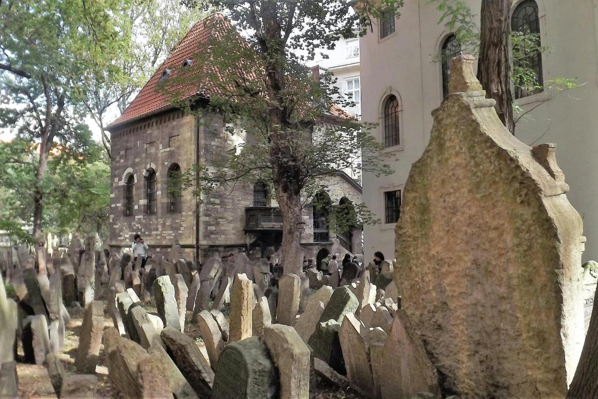 ein altes Gebäude mit einem Friedhof vor einem Gebäude