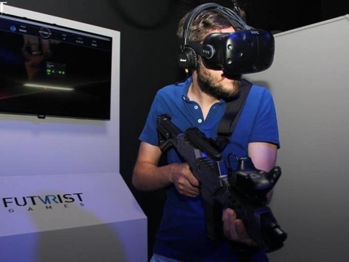 Un hombre que lleva un casco y gafas de realidad virtual.