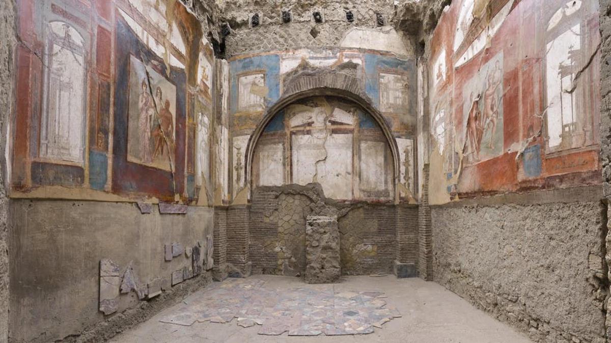 una stanza con dipinti sulle pareti di un edificio