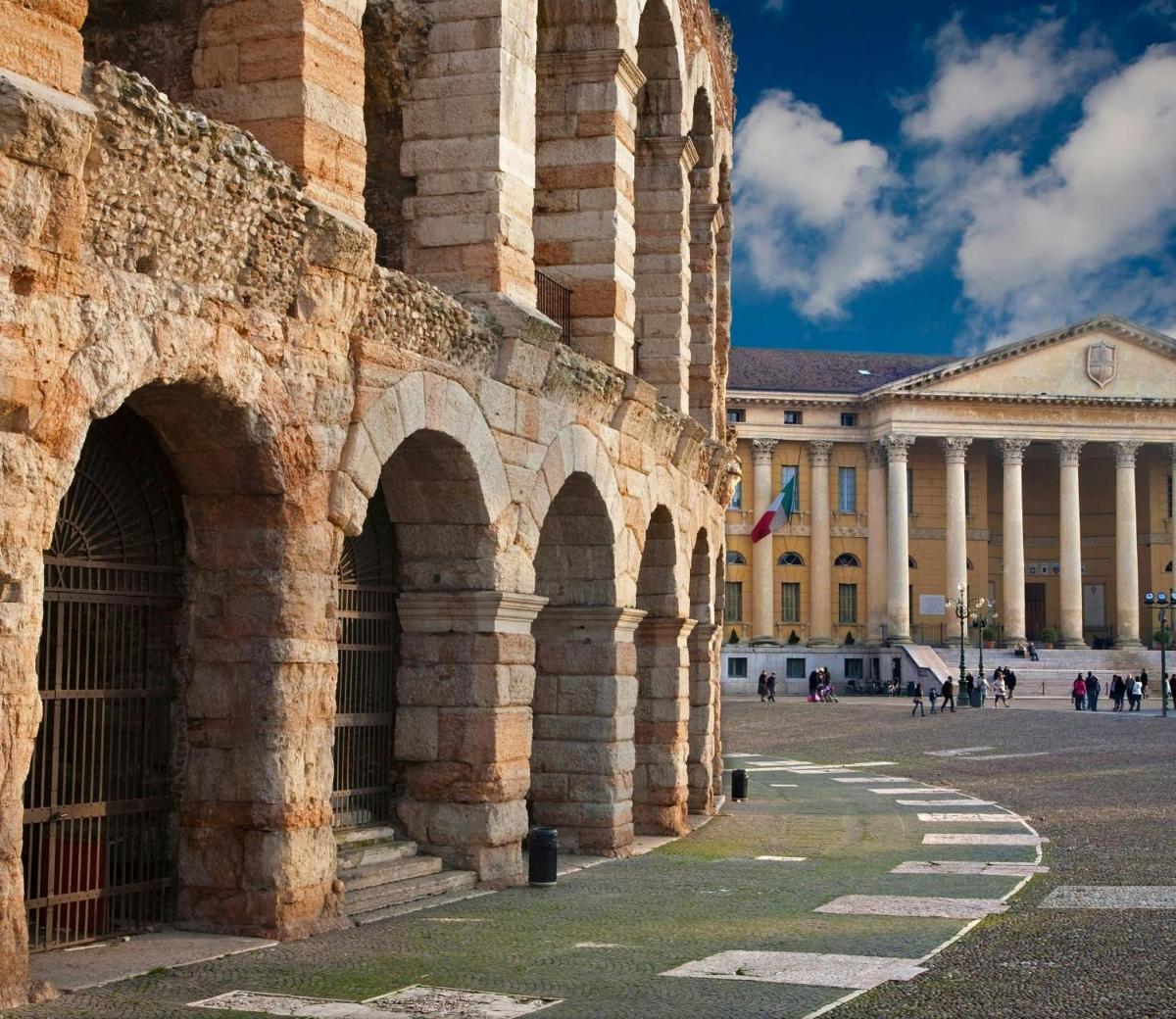 o clădire mare cu arcade în față