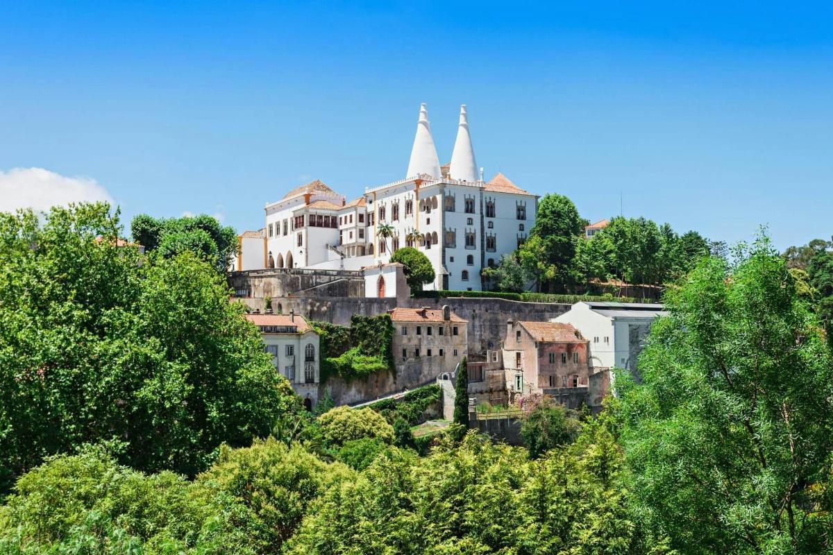 un edificio in cima a una collina con alberi