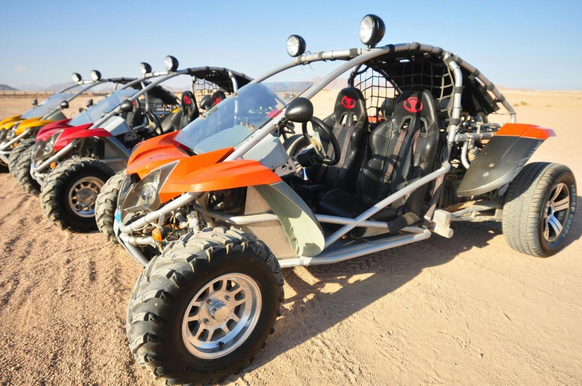una fila di quad parcheggiati nel deserto