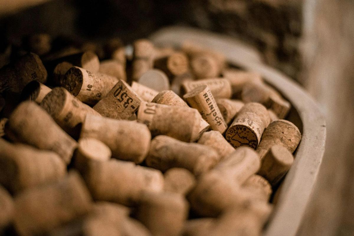 Un montón de corchos de vino en una cesta