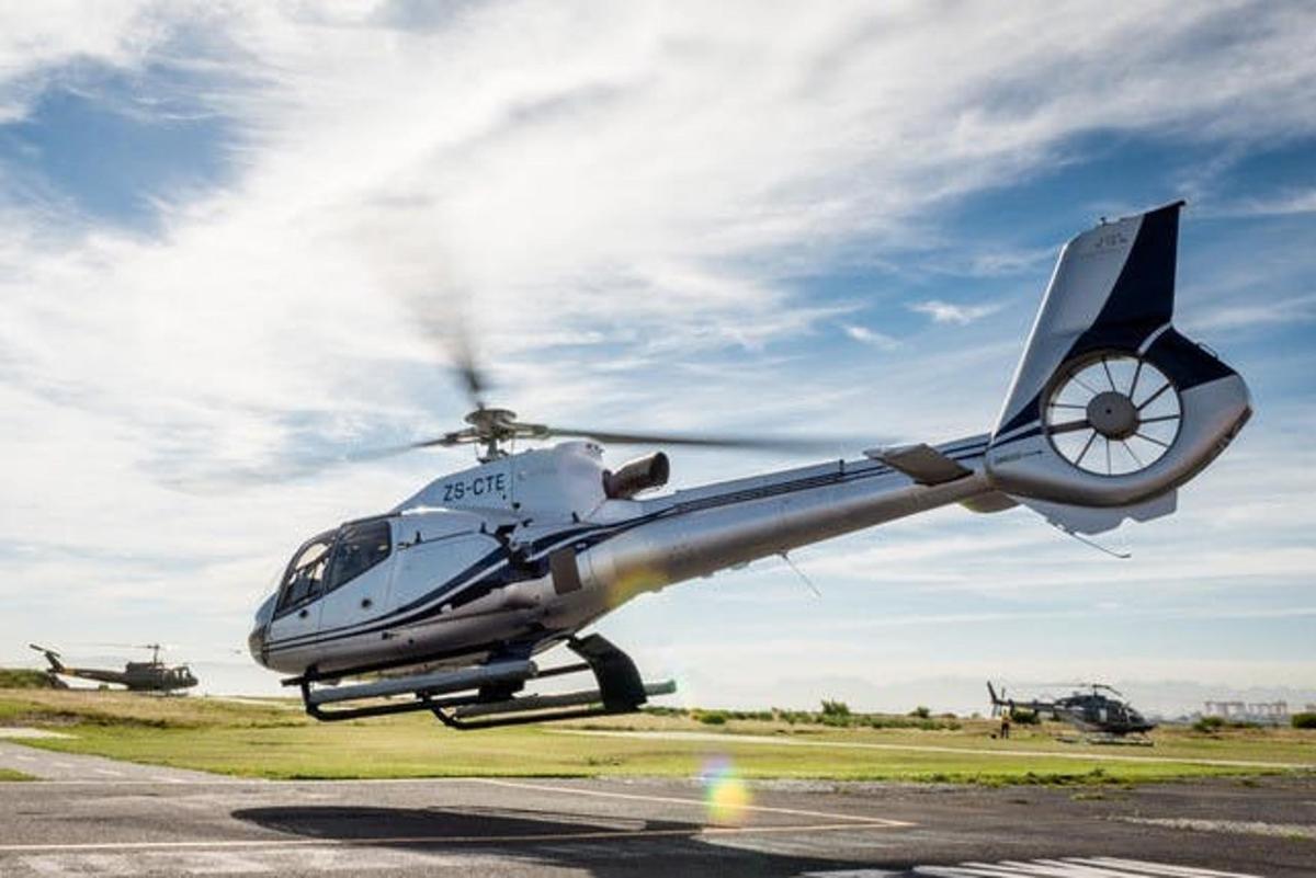 helikopter startuje z pasa startowego