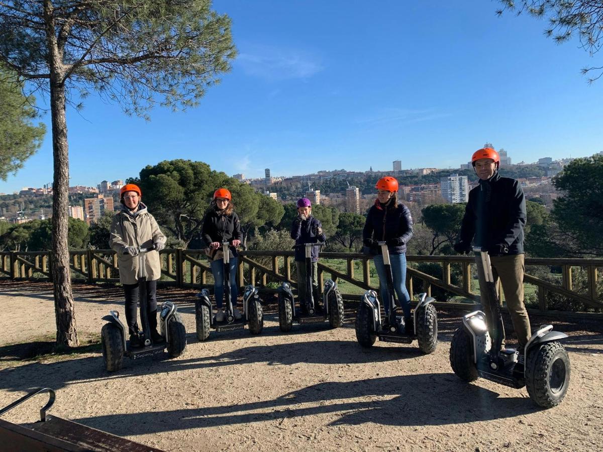Skupina lidí jezdí na segwayích