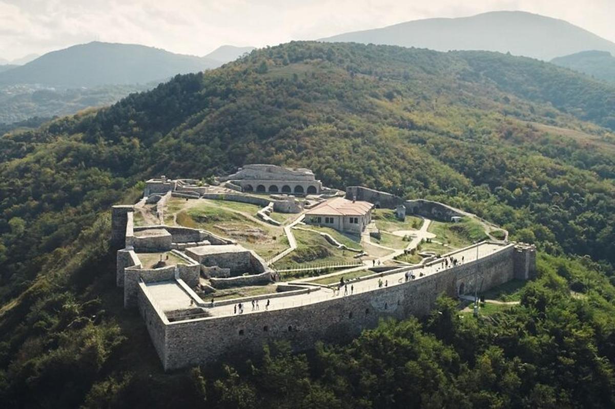 letecký pohled na hrad na hoře