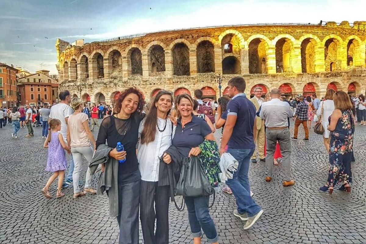 μια ομάδα γυναικών που στέκονται μπροστά από ένα Κολοσσαίο