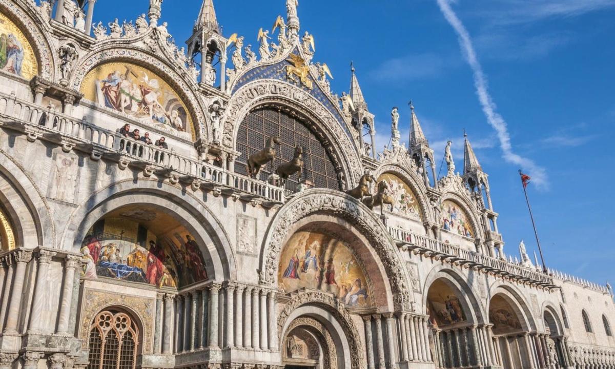 un gran edifici amb pintures al costat