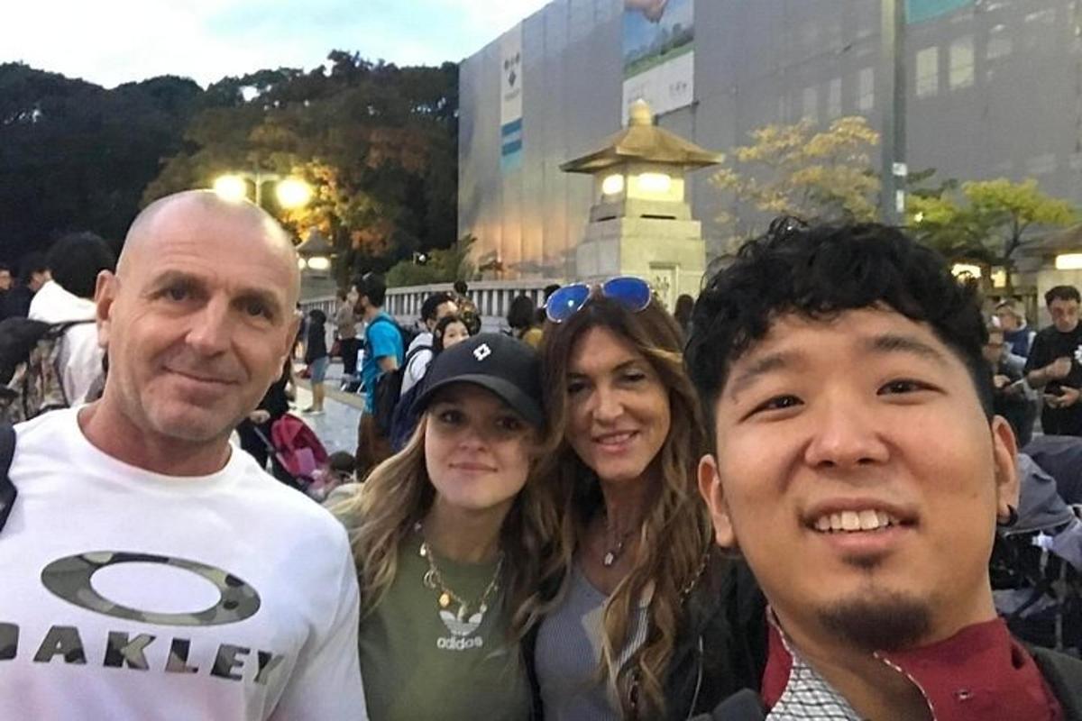 un grupo de personas posando para una foto
