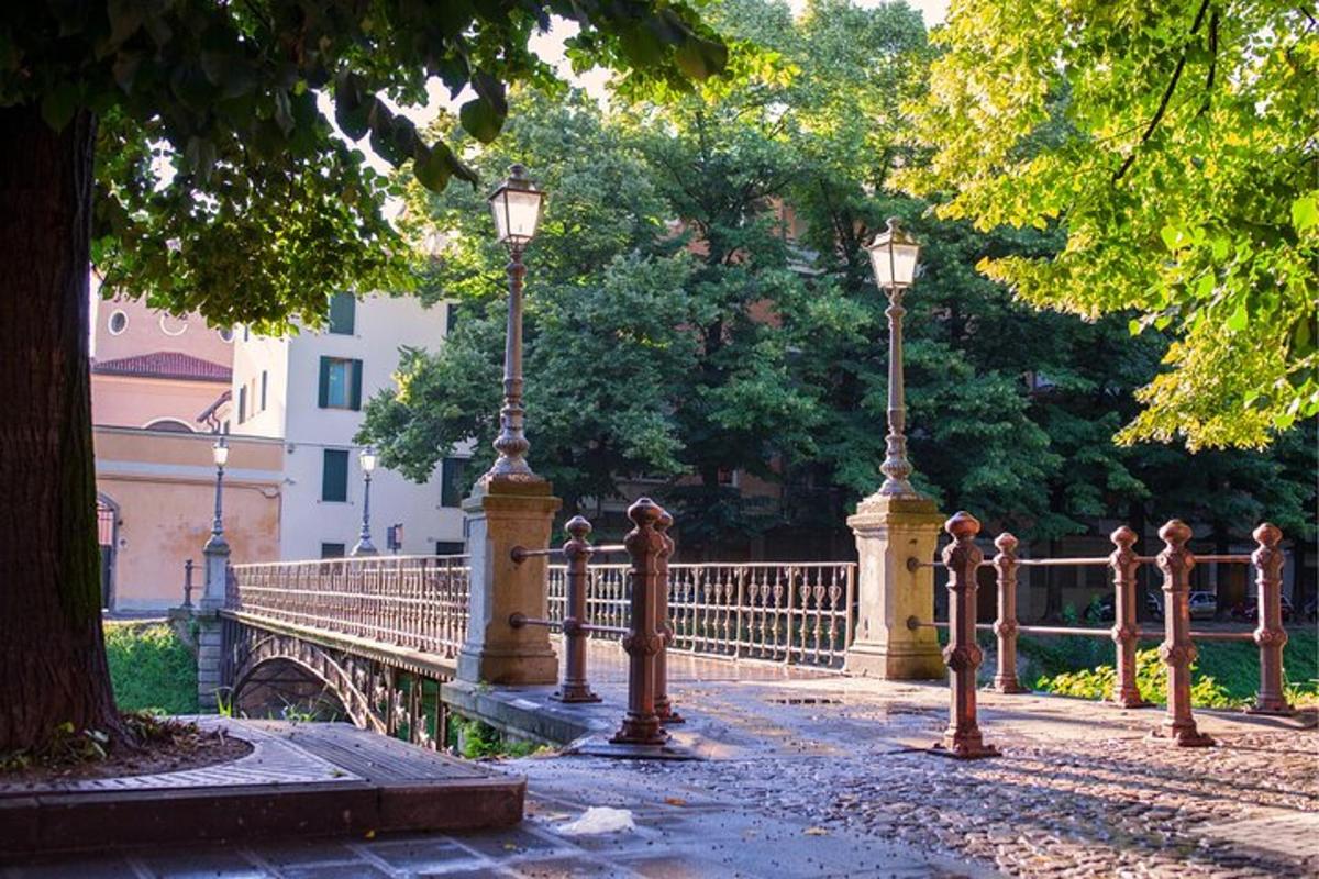 zwei Straßenlaternen auf einer Brücke über einer Brücke