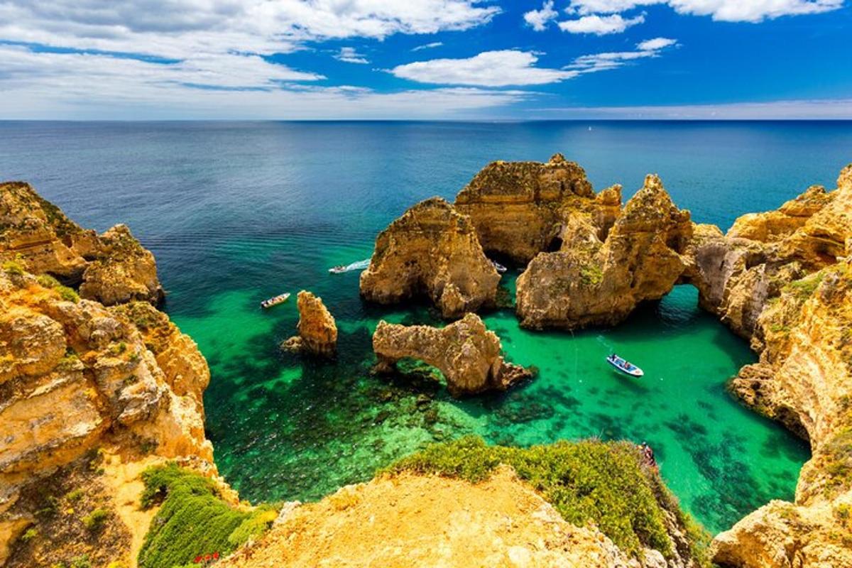 плажа са камењем и чамцима у води