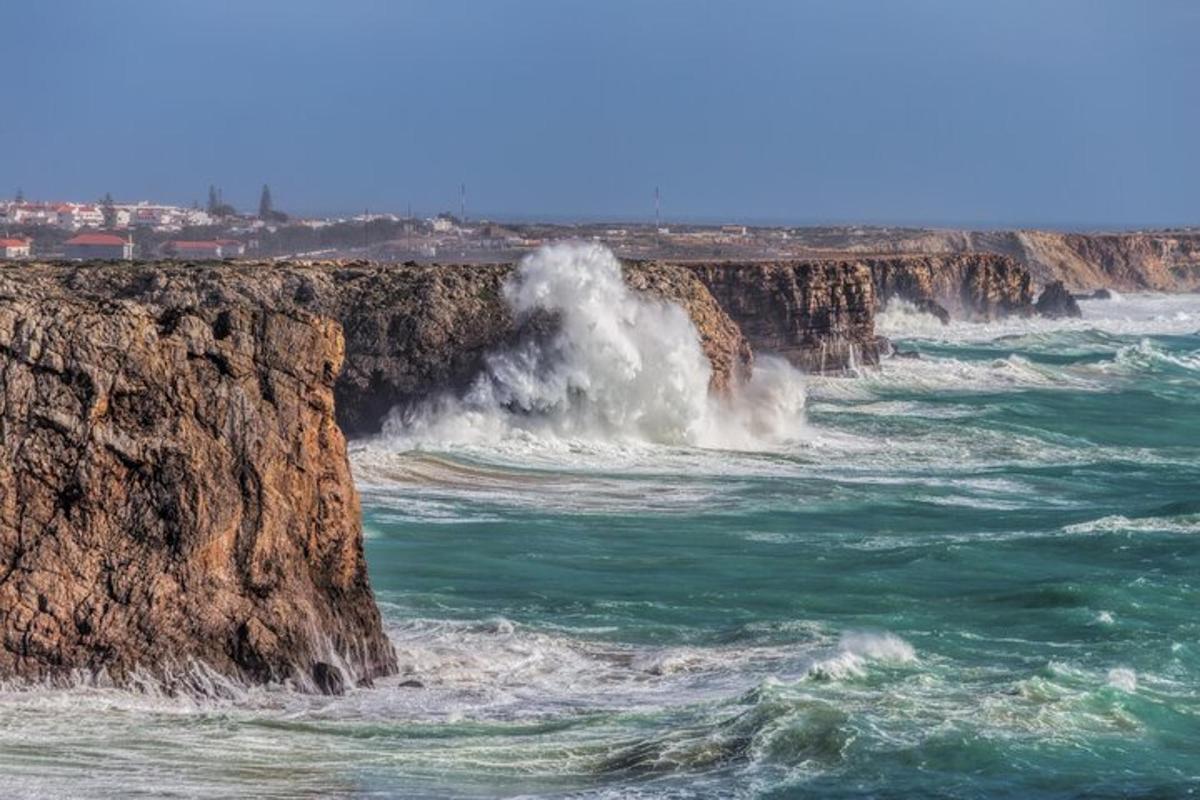 un'onda che si infrange su una scogliera nell'oceano