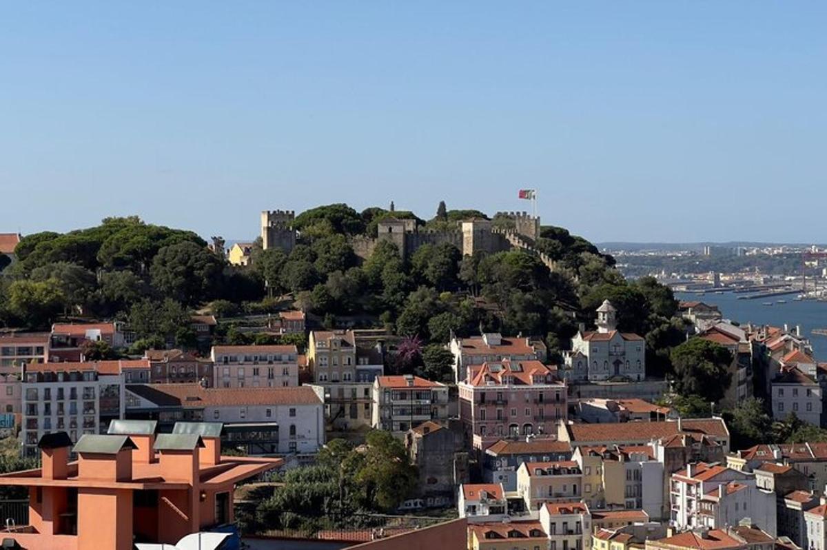una città con un castello in cima a una collina