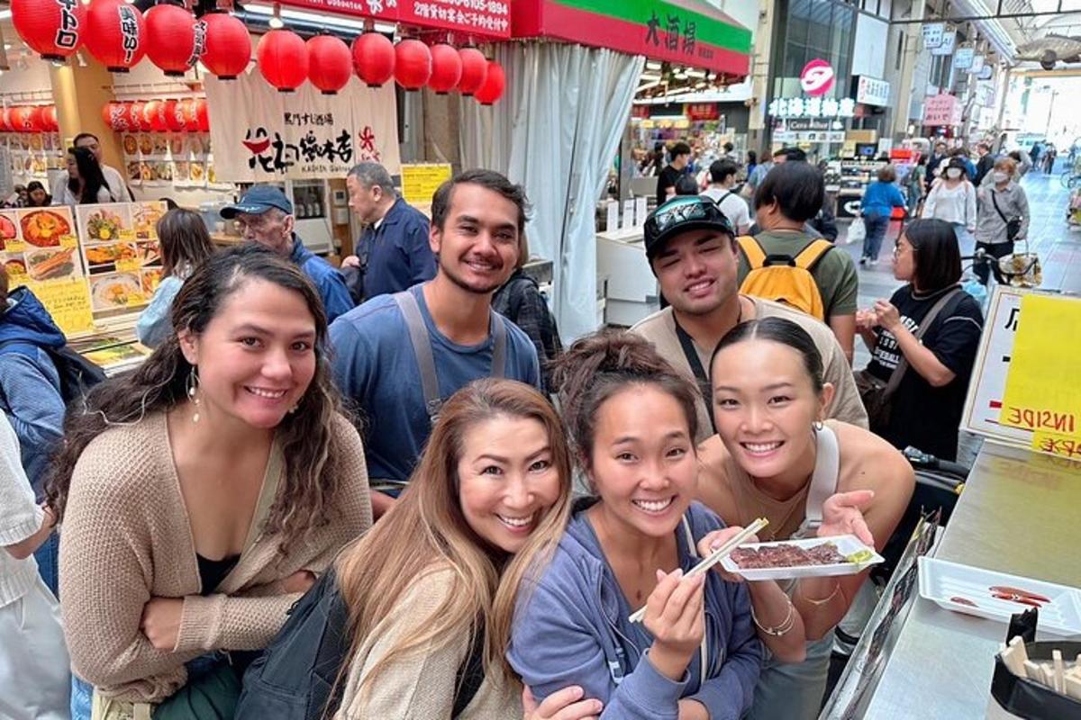 um grupo de pessoas posando para uma foto em uma loja