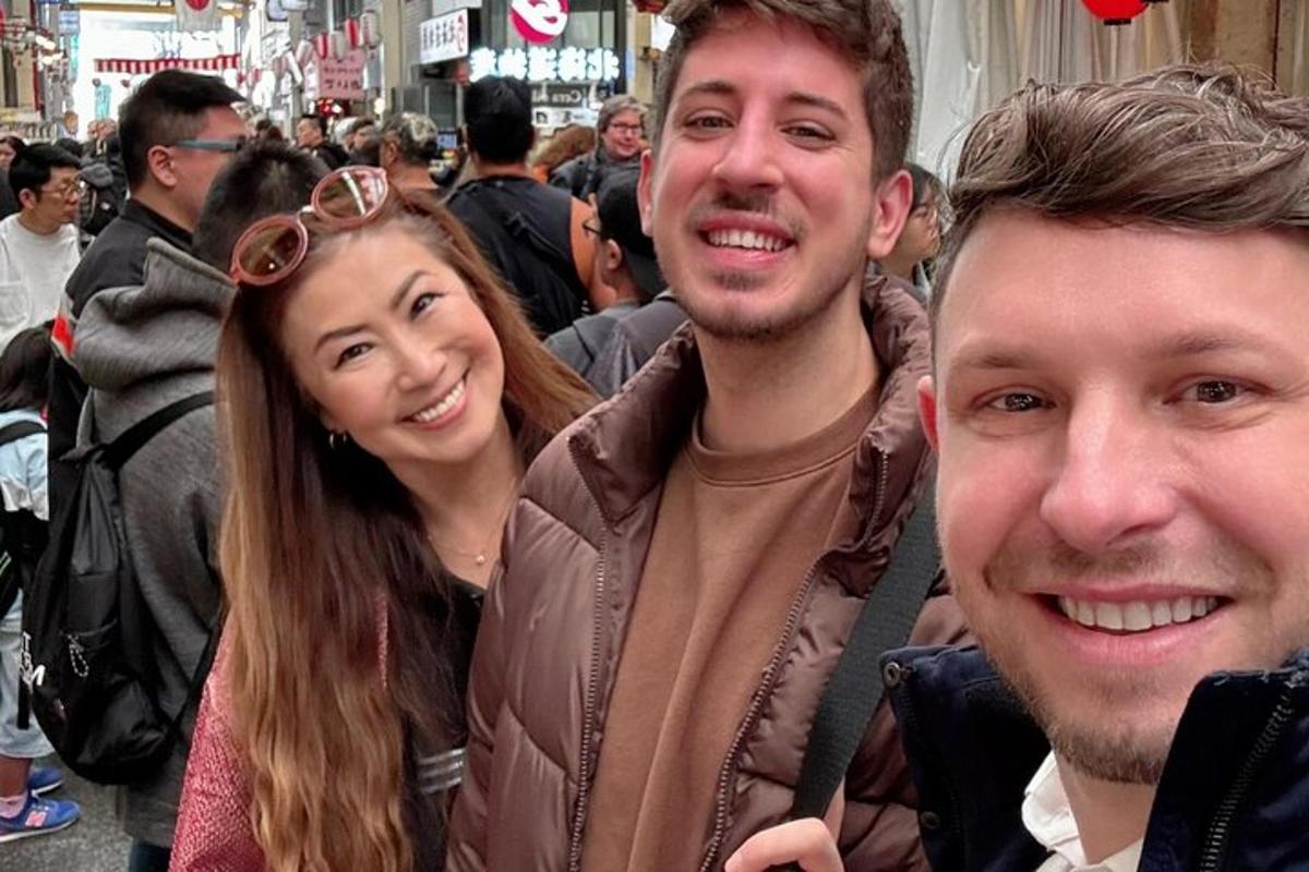 dois homens e uma mulher posando para uma foto