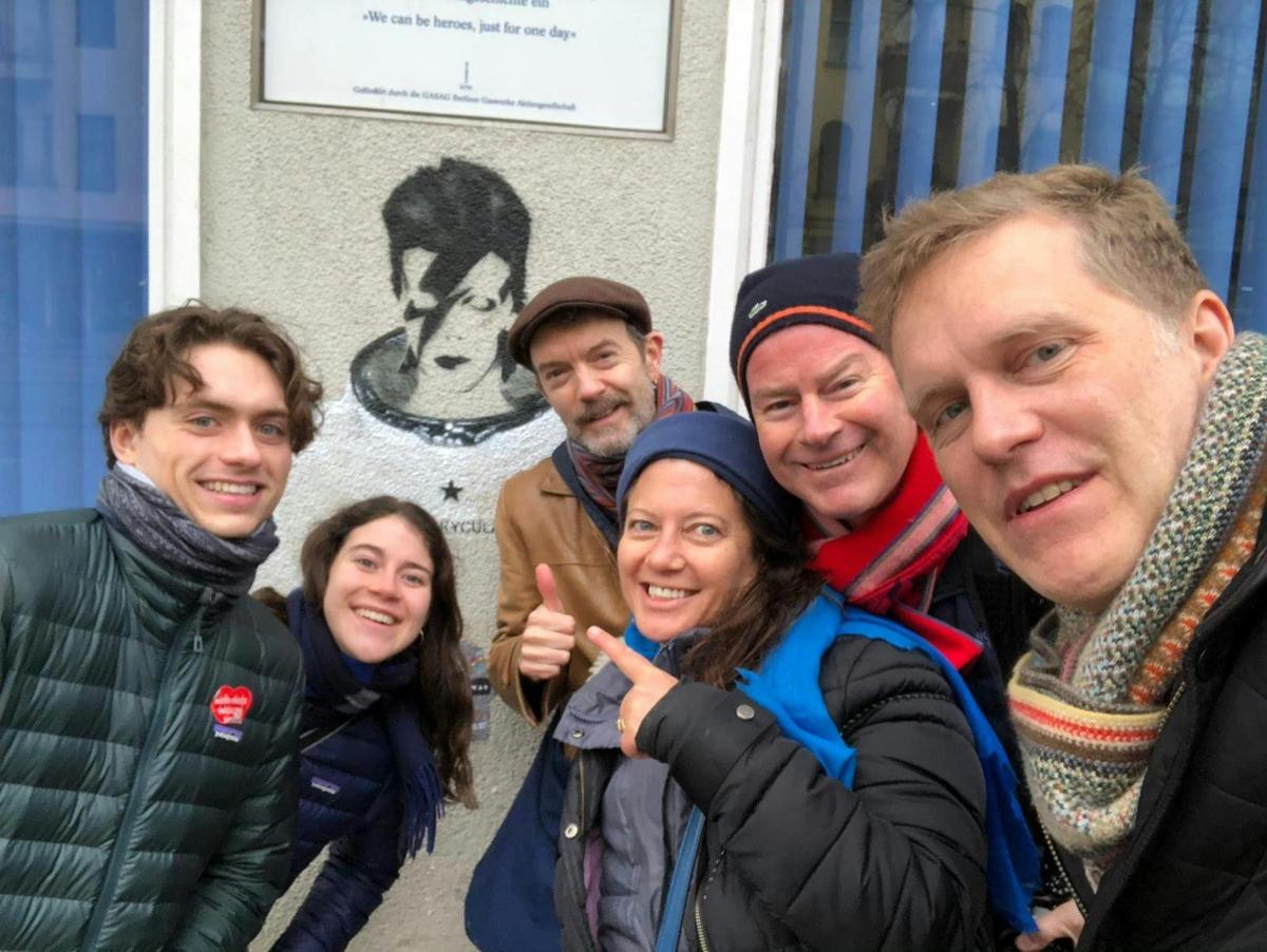 grupp inimesi, kes poseerivad pildi jaoks