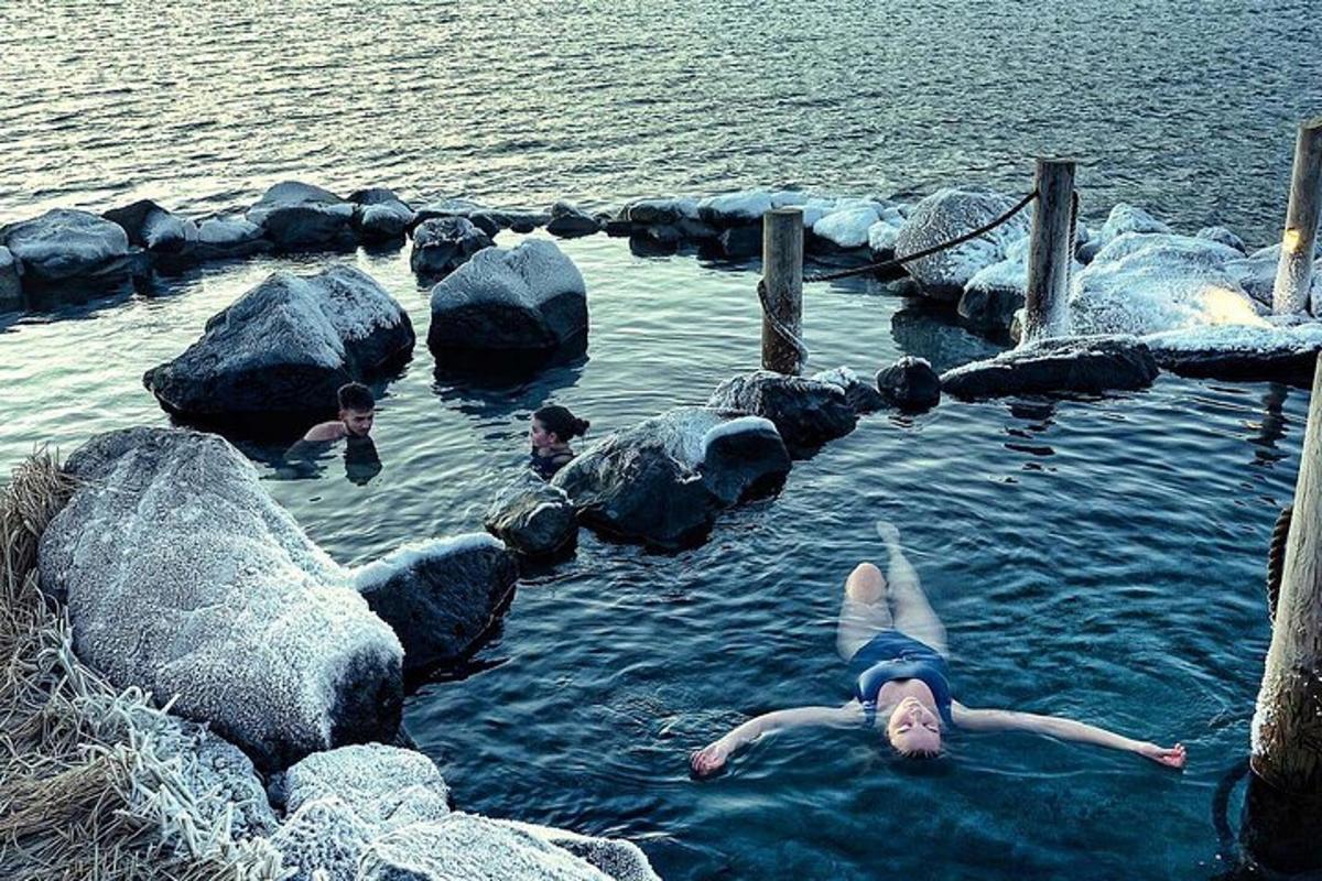 isang taong nakahiga sa tubig sa isang rock pool