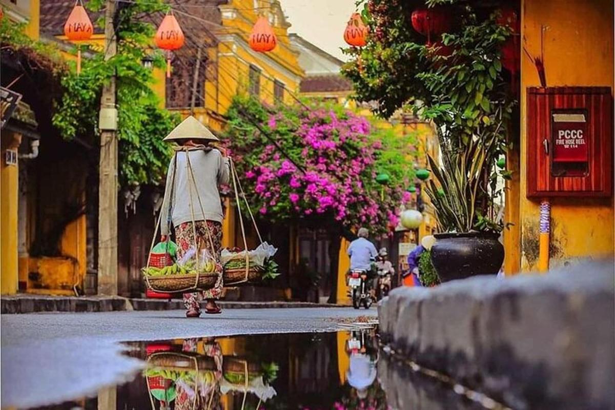 uma mulher caminhando pela rua com uma cesta