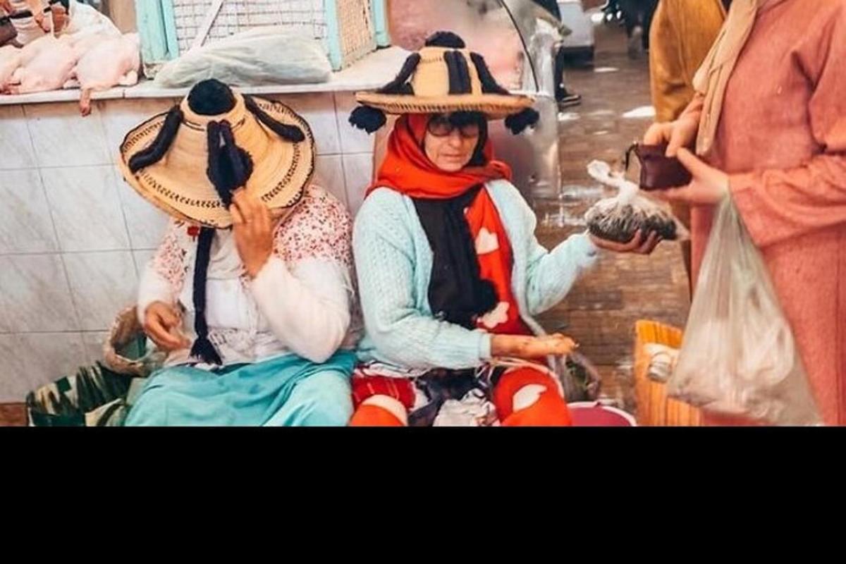 hai người phụ nữ đội mũ ngồi cạnh nhau